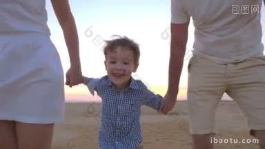 慢动作斯坦尼康镜头一个顽皮的小男孩拿走父母的手，跑开了快乐的妈妈和<strong>爸爸</strong>